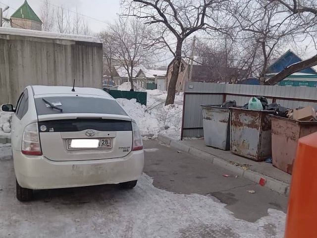 На 14 тысяч оштрафовали благовещенских автохамов за стоянку около мусорных контейнеров с начала года 