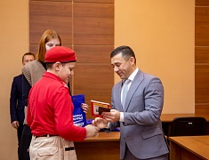 Городские школьники получили первые паспорта из рук мэра Олега Имамеева