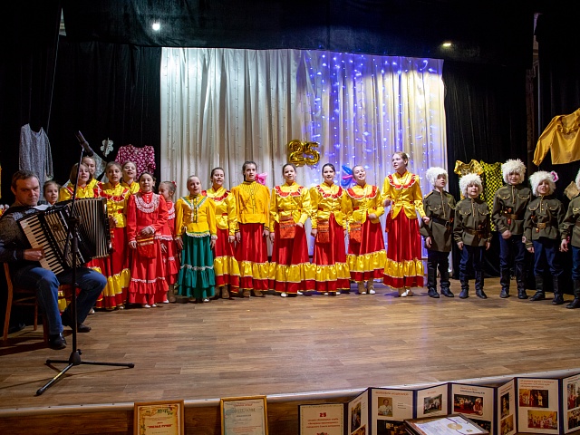 Юбилейное 25-летие празднуют ветераны просвещения города