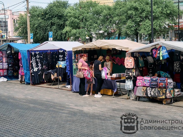 Успеть к началу сентября: торговые ряды школьной ярмарки ждут юных благовещенцев и их родителей