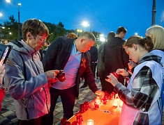 Более 400 благовещенцев на набережной Амура зажгли свечи в память о жертвах всех терактов 