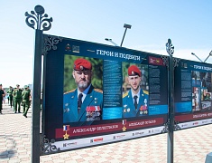 Мэр Благовещенска в День России вручил паспорта 13 юным благовещенцам