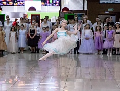 Больше 400 благовещенцев закружил кадетский бал