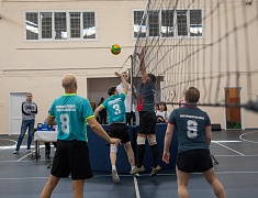 Сотрудники администрации Благовещенска, городской прокуратуры и депутаты сыграли в волейбол