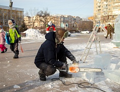 Фигуры изо льда украсили площадь возле Общественно-культурного центра в Благовещенске