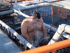  Благовещенцы окунулись в прорубь на Крещение