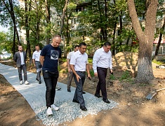 Ход работ в Ломоносовском сквере проинспектировал мэр Благовещенска Олег Имамеев