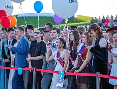 Почти 1200 благовещенских выпускников прошли в торжественном шествии по центру Благовещенска 