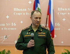 В одной из школ Благовещенска установили первые парты Героев