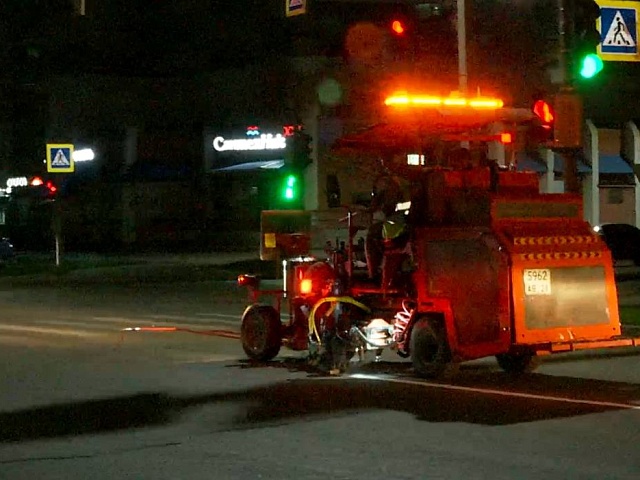 В Благовещенске обновляют дорожную разметку холодным пластиком