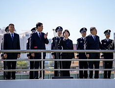 Главы Хэйхэ и Благовещенска возложили цветы на пограничной реке