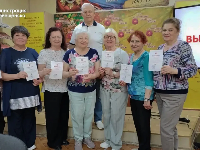В благовещенском клубе «Живопись 55+» состоялся яркий выпуск девяти художников