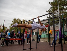 «Умную» спортивную площадку в Благовещенске открыли зарядкой и состязаниями
