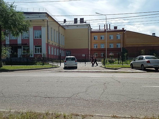 Благовещенские учителя попросили мэра оборудовать парковку у школы № 22