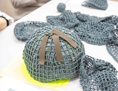 Сухой душ, носилки, сети и нашлемники изготавливают на «Фабрике для СВОих» в Благовещенске