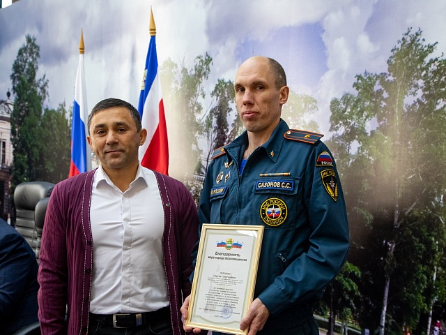 Мэр Благовещенска Олег Имамеев наградил спасателей и сотрудников сферы ГОЧС 