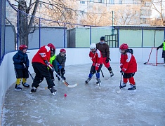 Хоккею с мячом учили ребят из благовещенского двора на Зейской