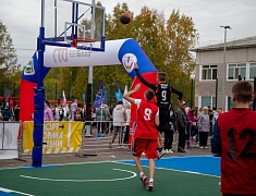 «Умную» спортивную площадку в Благовещенске открыли зарядкой и состязаниями