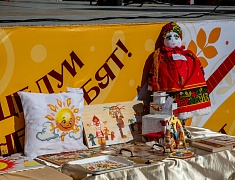 Благовещенцы проводили зиму блинами и хороводами