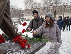 В День Героев России мэр Олег Имамеев и городские депутаты возложили цветы к памятнику Юрию Кузнецова