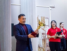 Мэр Благовещенска Олег Имамеев вручил кубок наставнику месяца