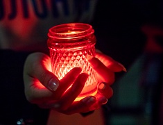 Более 400 благовещенцев на набережной Амура зажгли свечи в память о жертвах всех терактов 