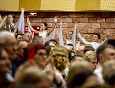 Мэр города Олег Имамеев поздравил благовещенский ансамбль "Ровесники" с 57-летием