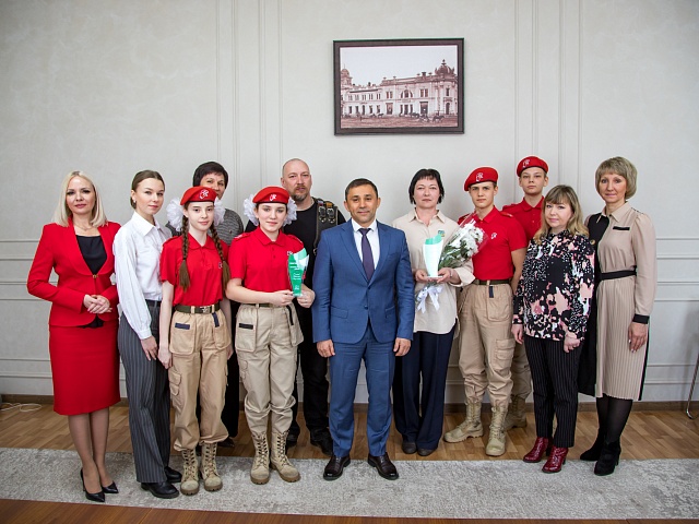 В Благовещенске чествовали известных благовещенцев — Елену Пастухову и Василия Семёнова. Они стали наставниками месяца