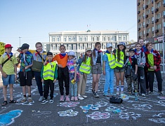 В День защиты детей маленькие благовещенцы рисовали на асфальте