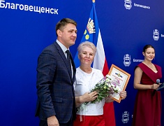 В Благовещенске работников торговли отметили Почетными грамотами