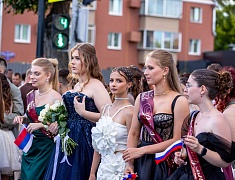 Почти 1200 благовещенских выпускников прошли в торжественном шествии по центру Благовещенска 