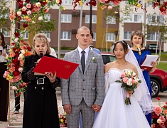 Коллективную свадьбу провели на берегу Зеи в Благовещенске