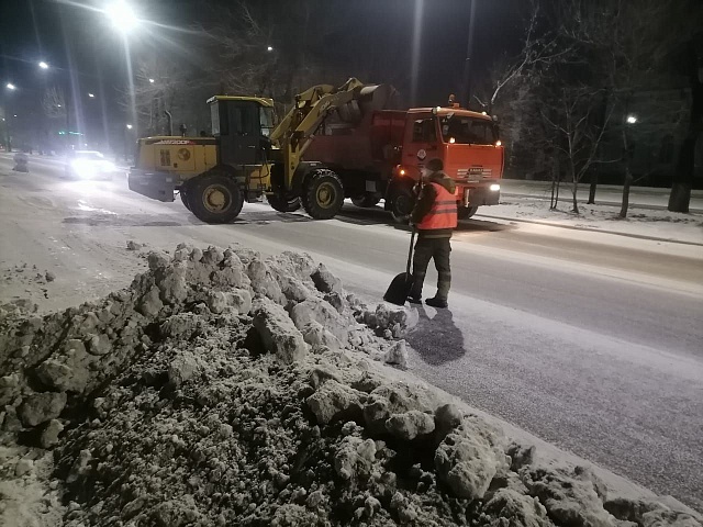 Бригады и звенья спецтехники ГСТК продолжают очищать дороги и тротуары