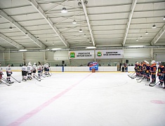 Соревнования по хоккею памяти Героя России Владимира Барахтенко прошли на стадионе «Спартак»