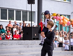 Мэр Олег Имамеев побывал на линейках в нескольких городских школах