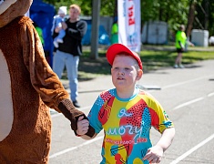 Забег «Я могу» собрал на стадионе «Юность» сотню ребят с ограниченными возможностями здоровья