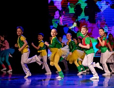 Мэр города Олег Имамеев поздравил благовещенский ансамбль "Ровесники" с 57-летием