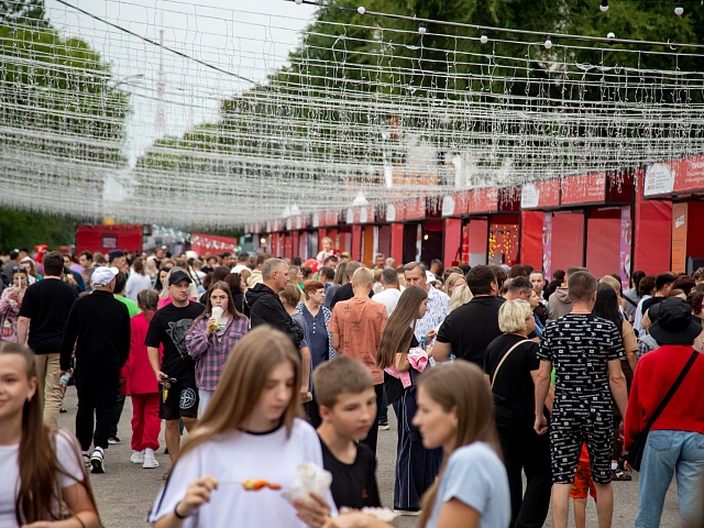 «Решили посмотреть атмосферу сегодняшнего дня»: в Благовещенске открылся международный гастрофестиваль «Берега вкуса»! 