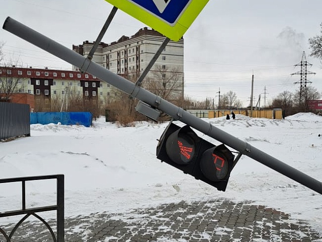От удара погрузчика пострадали светофор и дорожный знак на пересечении Мухина и Игнатьевского шоссе