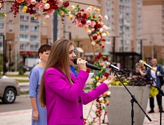 Коллективную свадьбу провели на берегу Зеи в Благовещенске
