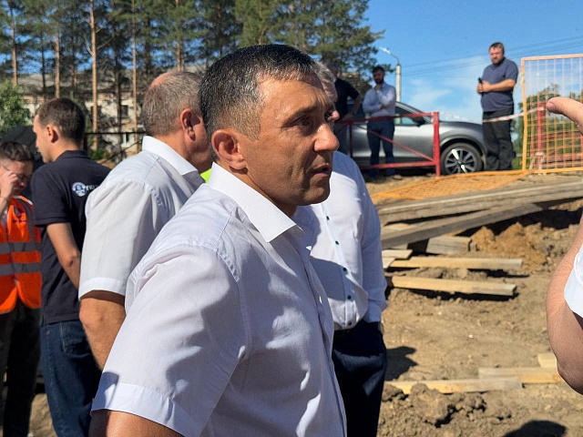 Мэр Благовещенска Олег Имамеев выехал в посёлок Аэропорт, чтобы разобраться с вопросами, волнующими местных жителей