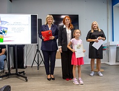 В областной библиотеке открыли выставку рисунков и подвели итоги конкурса «Нам дороги эти позабыть нельзя»