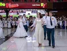 Больше 400 благовещенцев закружил кадетский бал