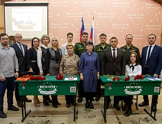 В одной из школ Благовещенска установили первые парты Героев