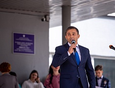 Мэр Олег Имамеев побывал на линейках в нескольких городских школах