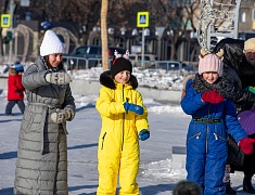 На площади Ленина для детей провели праздник со сказочными персонажами