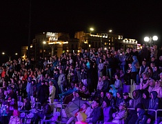 С днём рождения Благовещенск поздравили солист музыкального театра «Геликон-опера» Дмитрий Янковский и оркестр «АмурДжазБэнд»