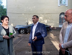 Мэр Благовещенска Олег Имамеев выслушал предложения горожан по благоустройству сквера водников