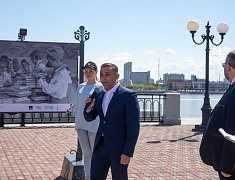 На набережной Амура в Благовещенске открыли фотовыставку ТАСС в честь юбилея города
