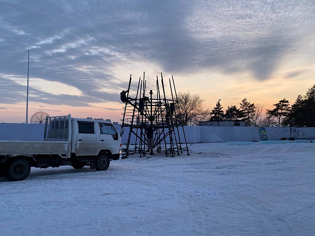 В Благовещенске начали монтировать главную ель 